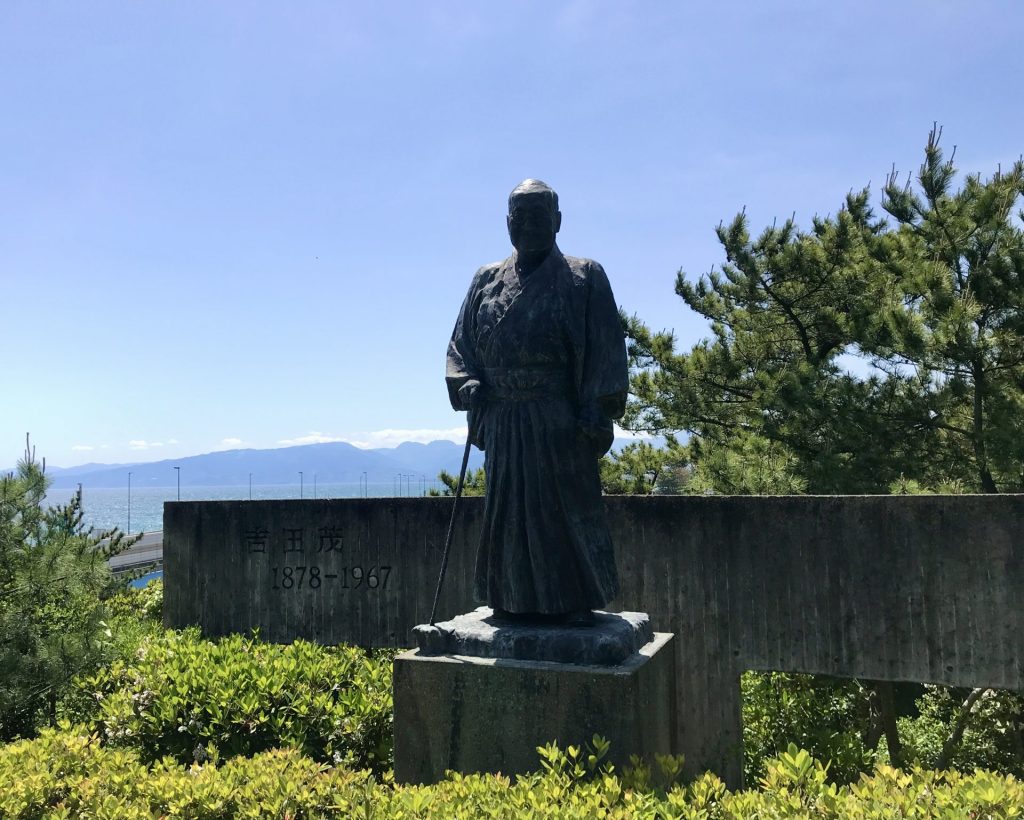 吉田茂銅像の写真