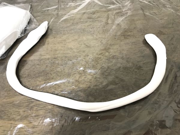 すきまパテを細長くのばした写真