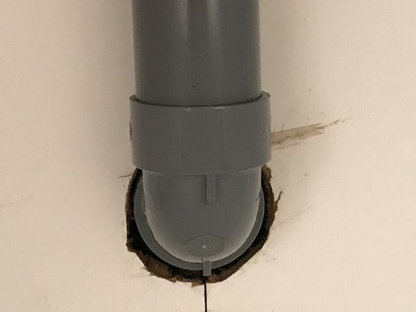 排水管のと板のすきまの写真